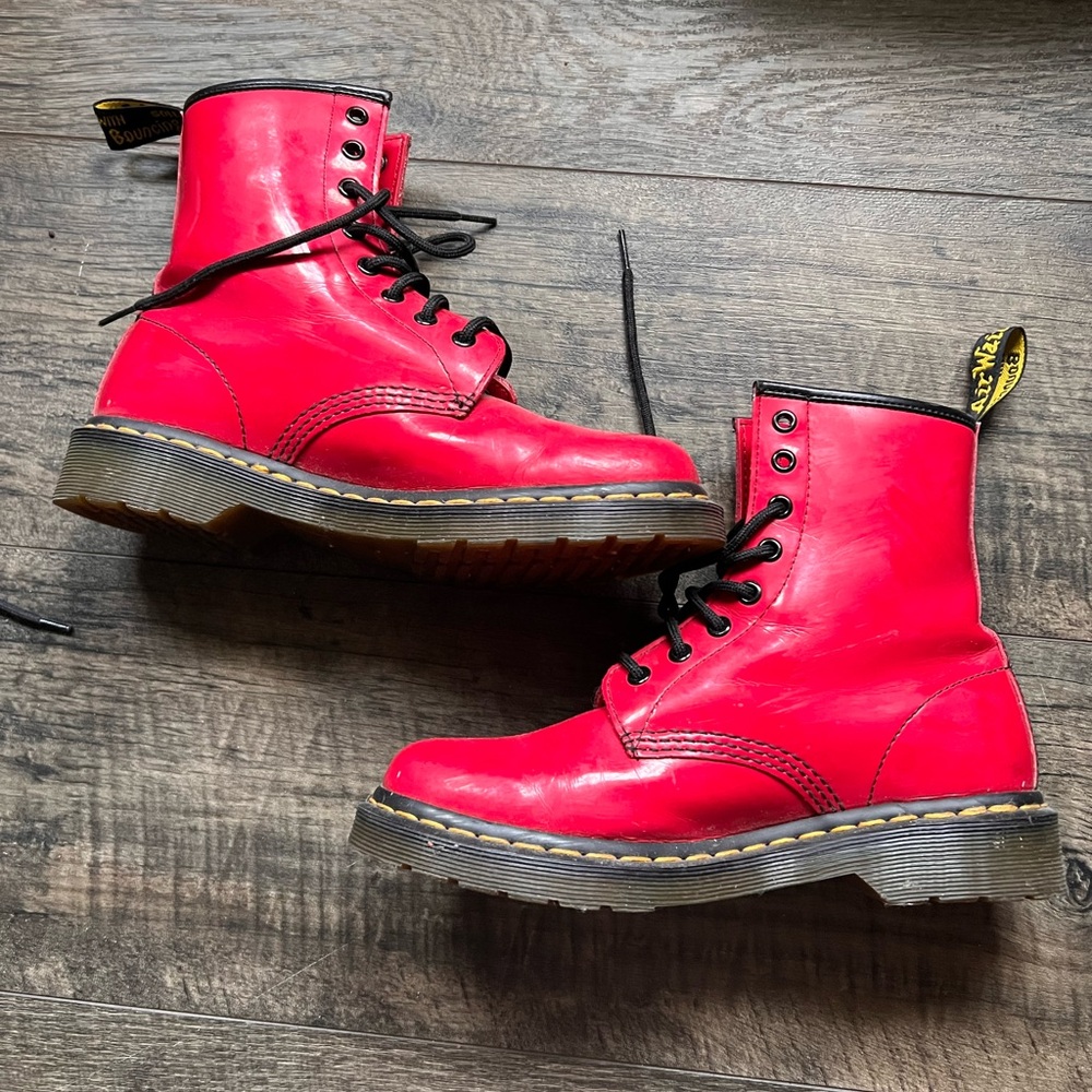 Red Dr. Martens Patent 1460 💌